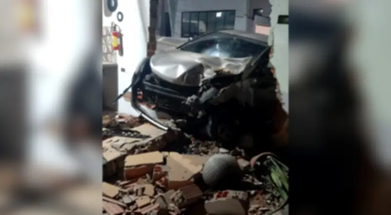 Motorista médico dorme ao volante e invade garagem em Votorantim