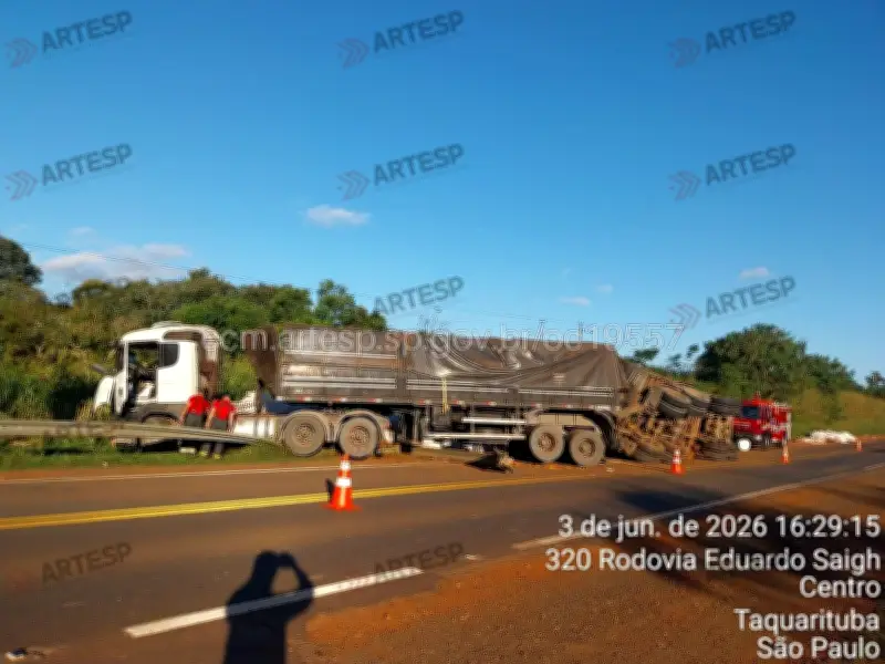 Motorista morre após carreta bitrem tombar na SP-255 em Taquarituba