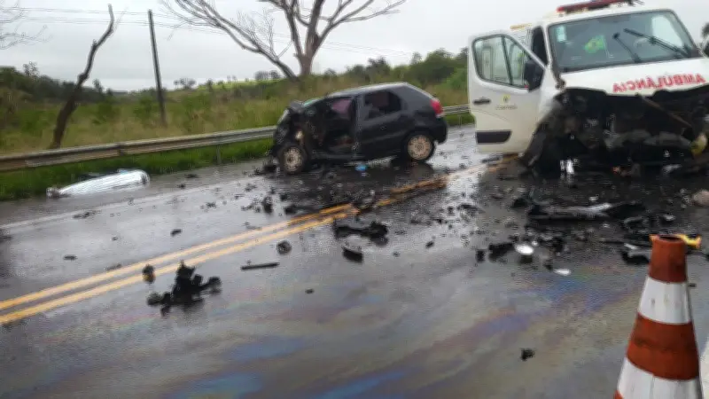 Motorista morre em colisão frontal com ambulância em Barretos