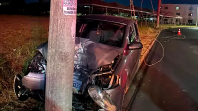 Motorista perde controle, bate em poste e fios caem sobre carro em Uberlândia