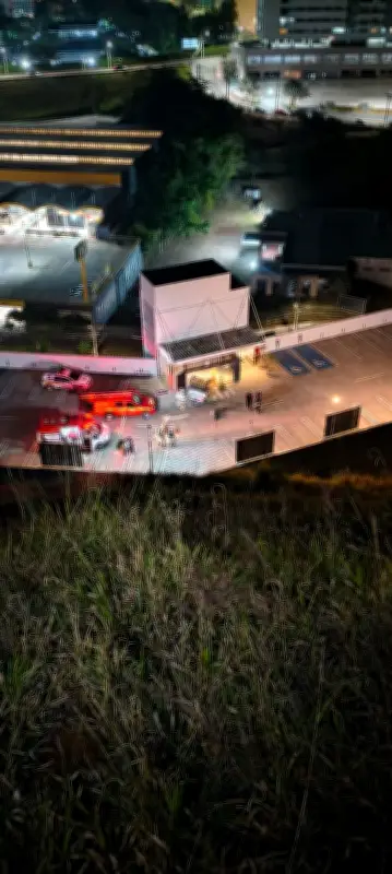 Motorista sobrevive após cair de encosta de 80 metros em Juiz de Fora