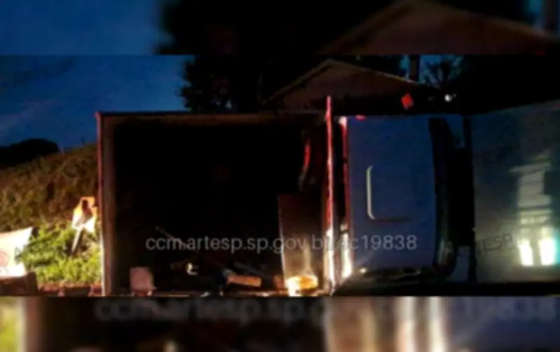 Motorista sofre mal súbito, bate em placa e tomba caminhonete na SP-225