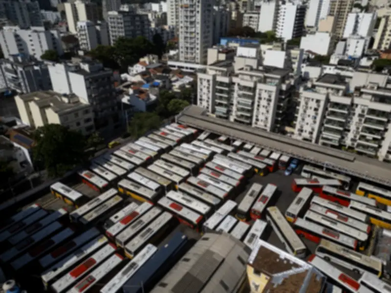 Motoristas de ônibus do Rio entram em greve; Justiça determina 50% da frota