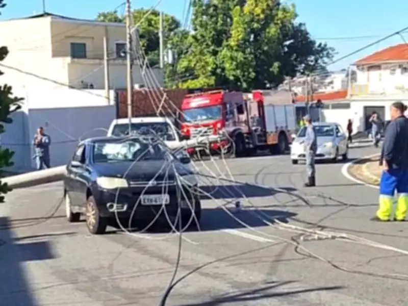 Motoristas presos em veículos após queda de fiação em Campinas