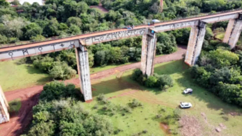 Máquina abre vala para bloquear acesso à Ponte do Esqueleto após tragédia