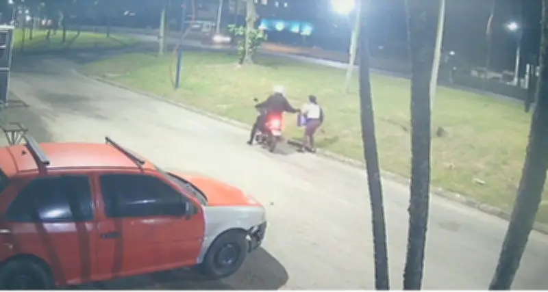 Mulher é assaltada por casal em moto na RJ-106, em Maricá