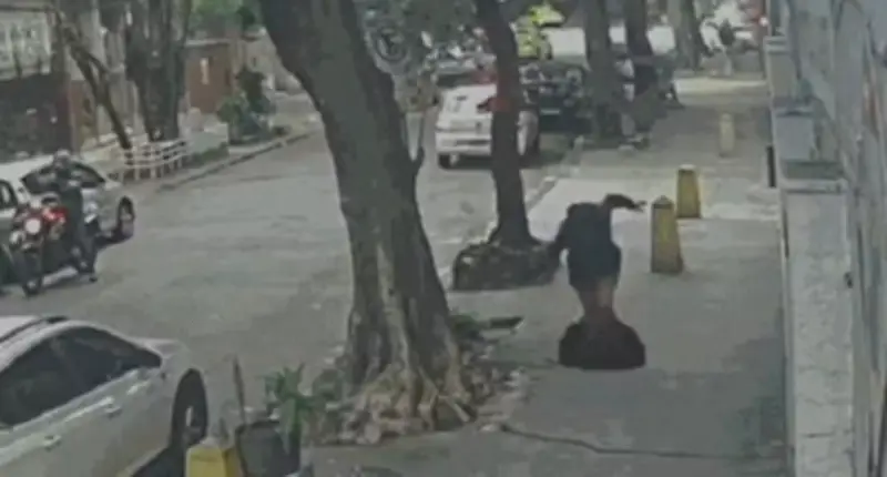 Mulher cai em bueiro no Maracanã após tampa ser removida por suspeitos de furto