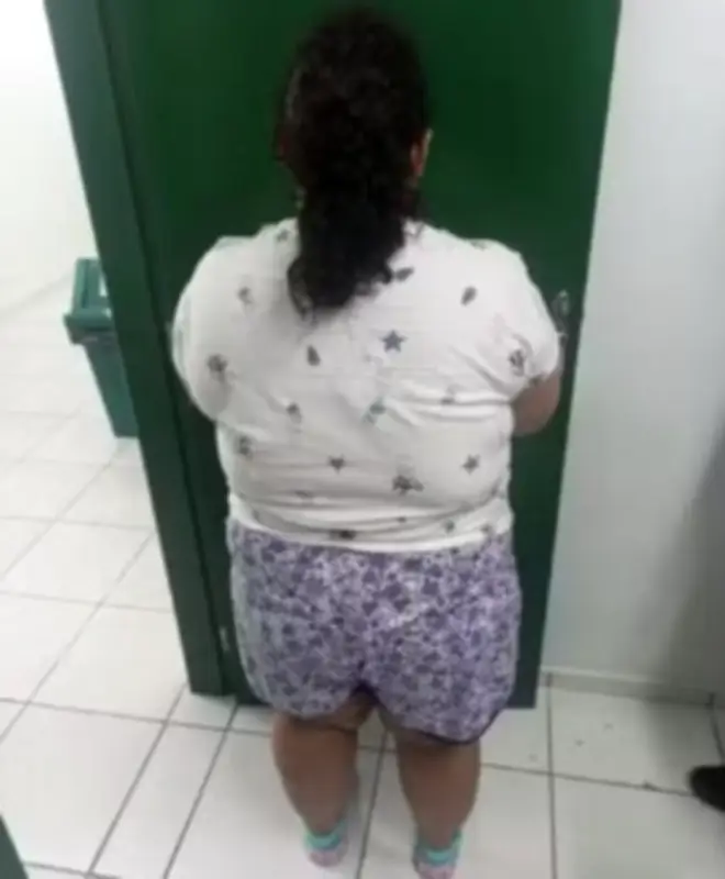 Mulher de 37 anos fingia ser menina de 12 com chupeta e mamadeira em SC