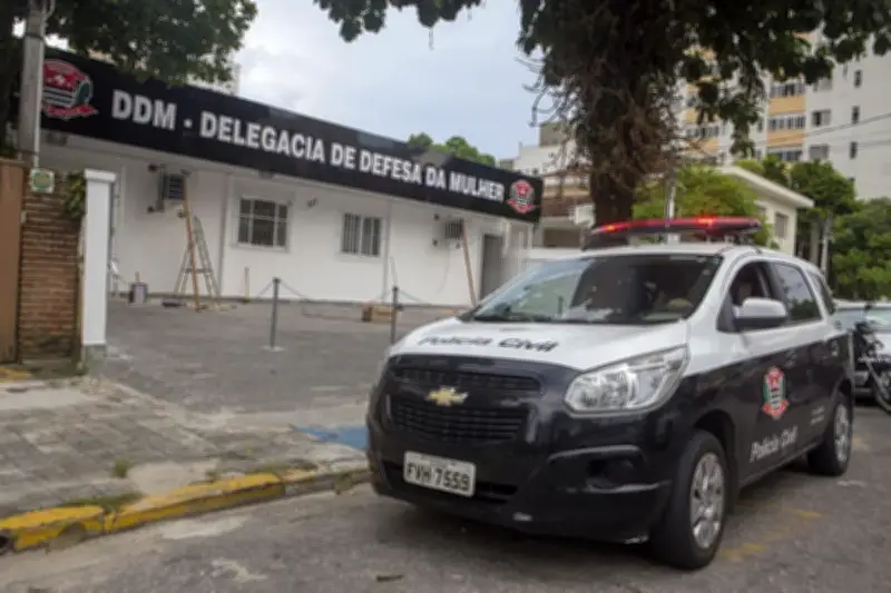 Mulher escapa de cárcere privado e agressões do namorado em Guarujá