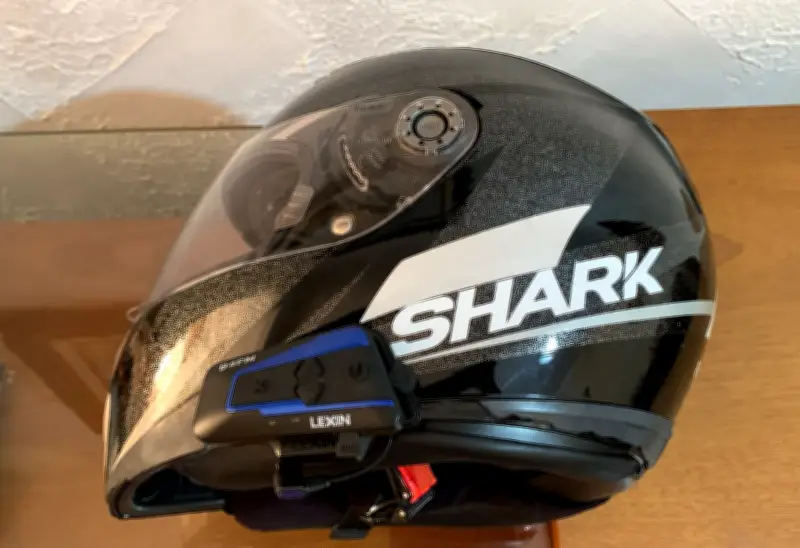Mulher furta capacete em condomínio por medo de se atrasar para o trabalho