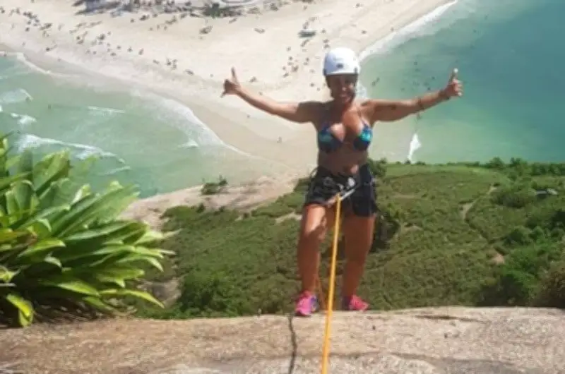 Mulher morre ao cair de gruta em Maricá durante trilha para rapel