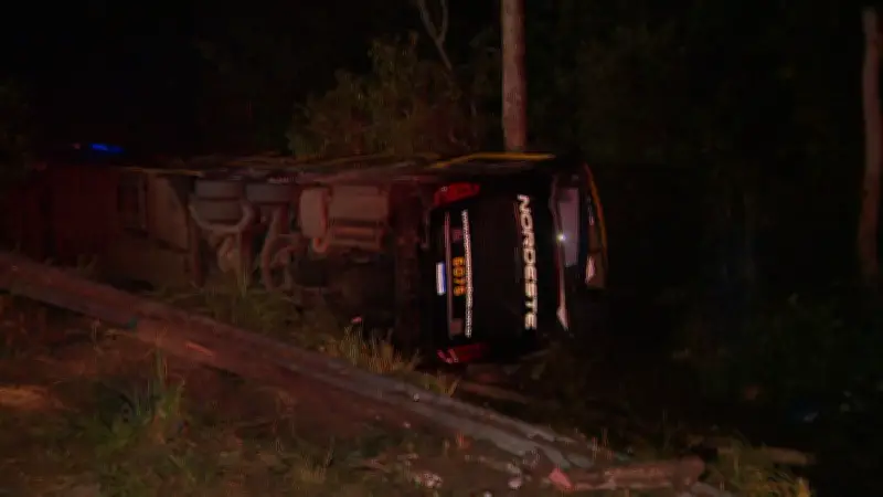 Mulher morre e 12 ficam feridos em tombamento de ônibus na BR-290 no RS
