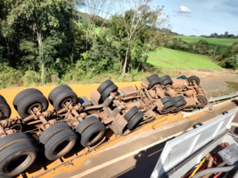 Mulher morre soterrada por carga de caminhão tombado na BR-282 em SC