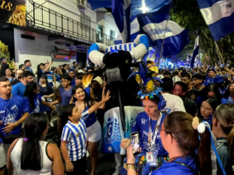 Multidão azul e branca toma ruas de Parintins no Boi de Rua do Caprichoso