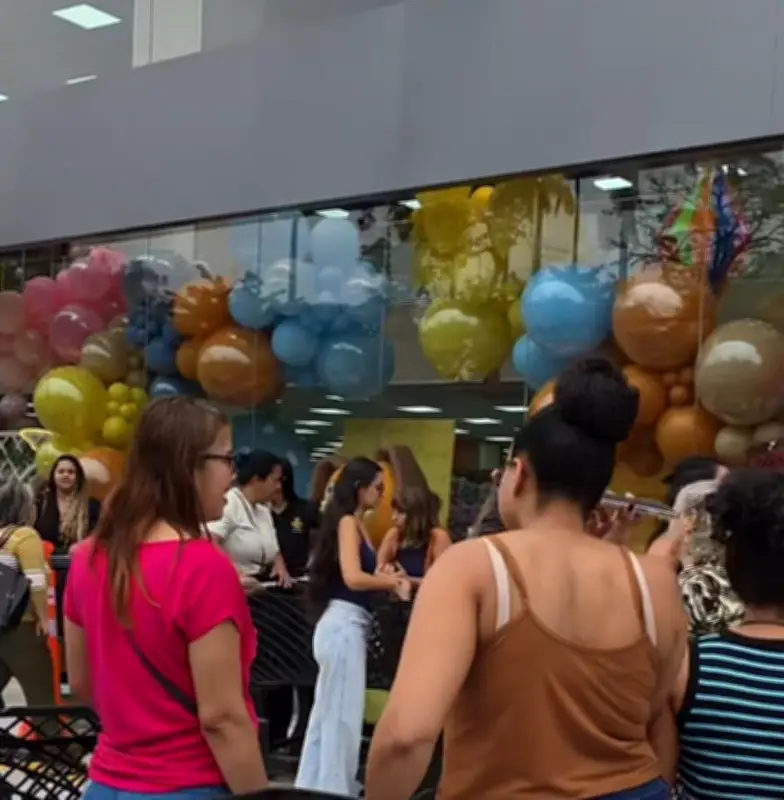 Multidão e disputa por carrinhos na inauguração da Vivian Festas em Niterói