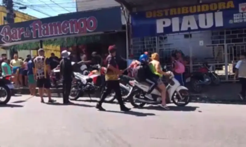 Mureta de concreto desaba e atinge homem em parada de ônibus em Manaus