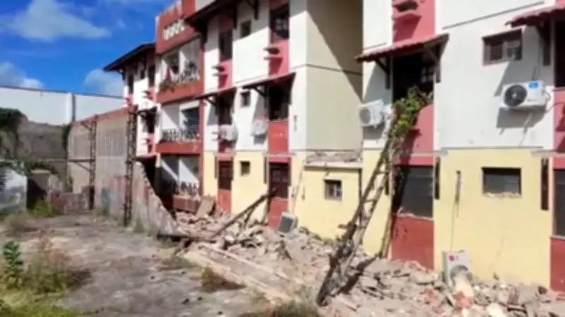 Muro de condomínio desaba e danifica cinco apartamentos em Fortaleza
