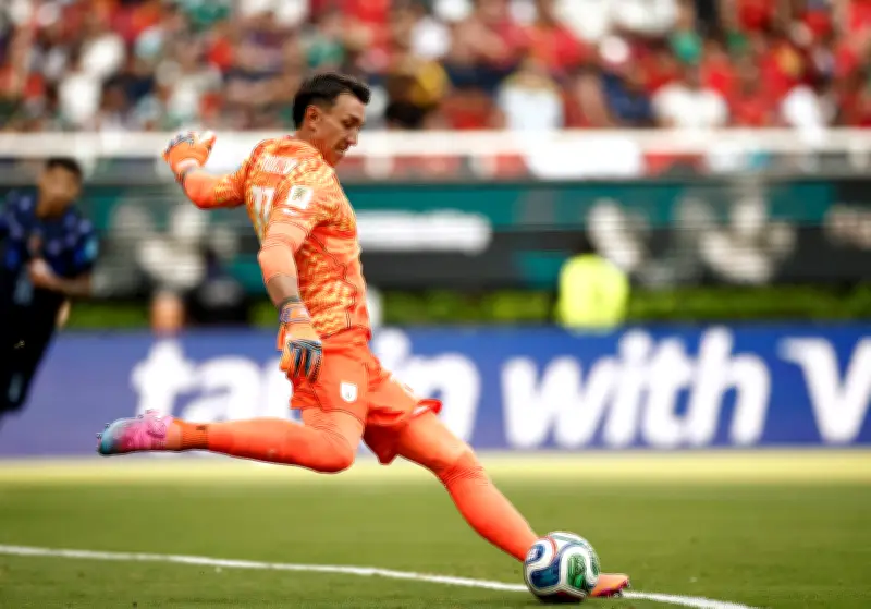 Muslera amplia recorde negativo com 5 erros que viram gols em Copas