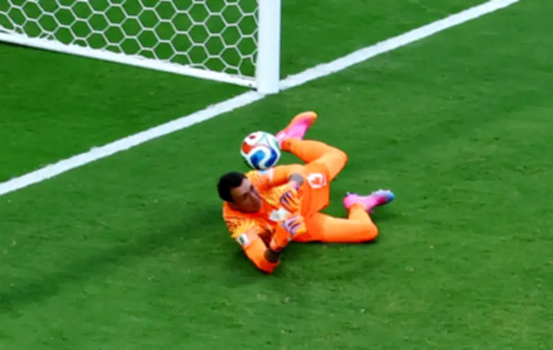 Muslera se desculpa após eliminação do Uruguai na Copa do Mundo