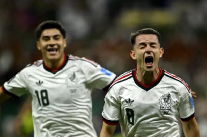 México anfitrião vence 3ª seguida e avança em 1º no mata-mata da Copa