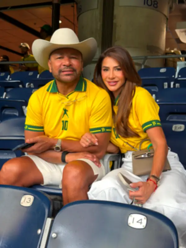 Namorada de Neymar pai mostra look 'country' em jogo do Brasil
