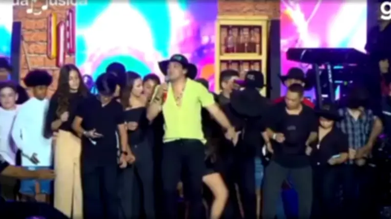 Natanzinho Lima sobe com fãs mirins no palco do São João de Caruaru