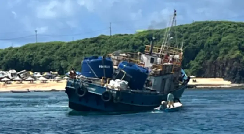 Navio cargueiro atinge naufrágio e inclina no Porto de Noronha