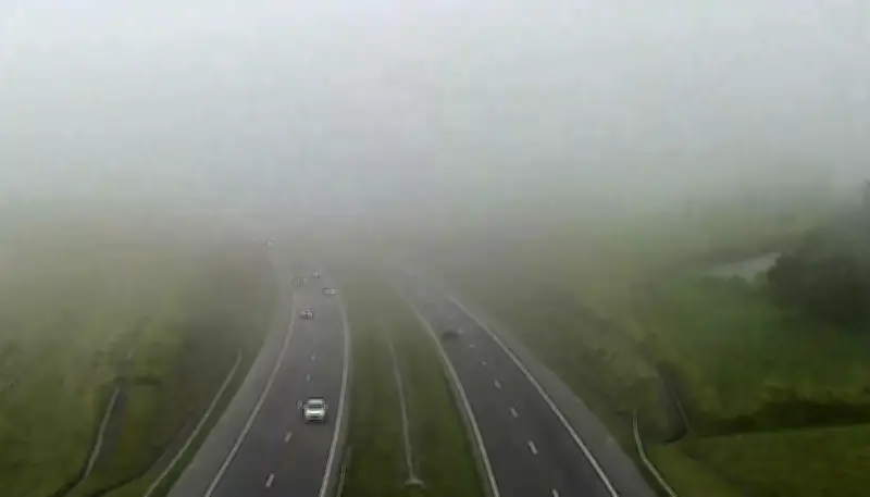 Neblina densa encobre Campinas e chuvas causam estragos na região