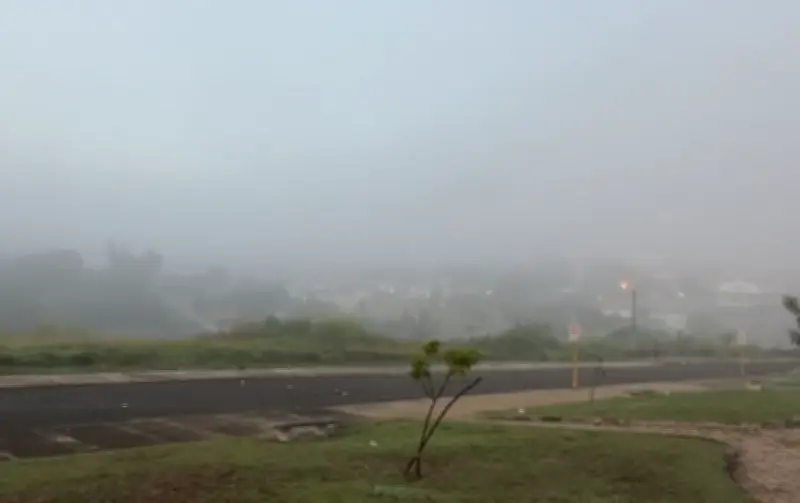 Nevoeiro encobre Bauru e reduz visibilidade no trânsito