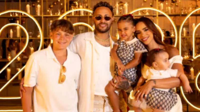 Neymar encomenda joia de diamantes com iniciais dos quatro filhos