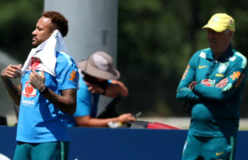 Neymar faz primeiro treino completo e deve ficar no banco contra Escócia