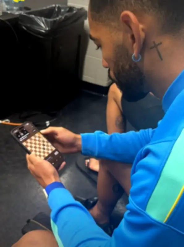 Neymar flagra Matheus Cunha jogando xadrez e o apelida de 'Magnus'