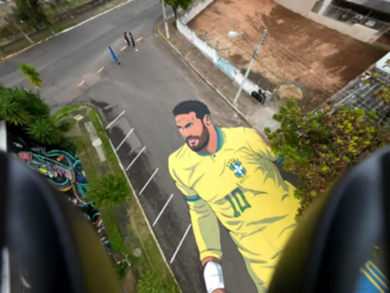 Neymar gigante de 850 m² no asfalto em Novo Hamburgo chama atenção