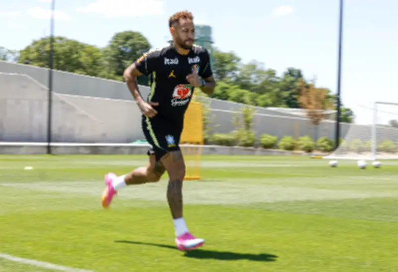 Neymar impressiona com elasticidade em recuperação de lesão