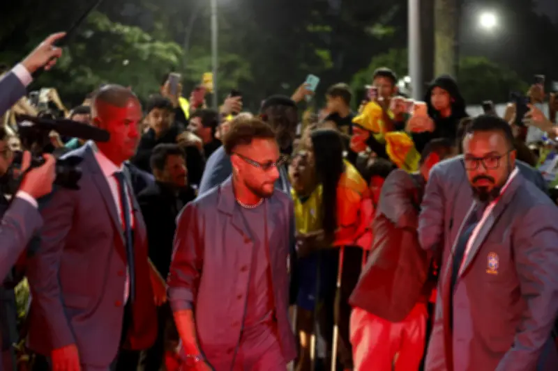 Neymar é o centro das atenções na despedida da seleção antes do embarque para os EUA
