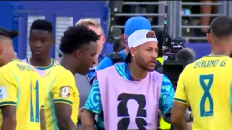 Neymar orienta Brasil do banco em leitura labial do Fantástico