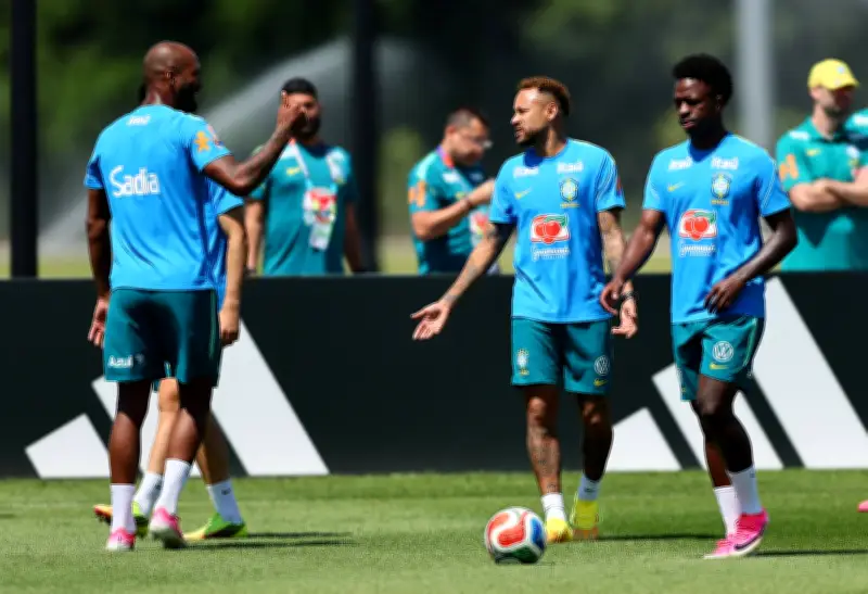 Neymar treina completo e pode estrear na Copa contra a Escócia