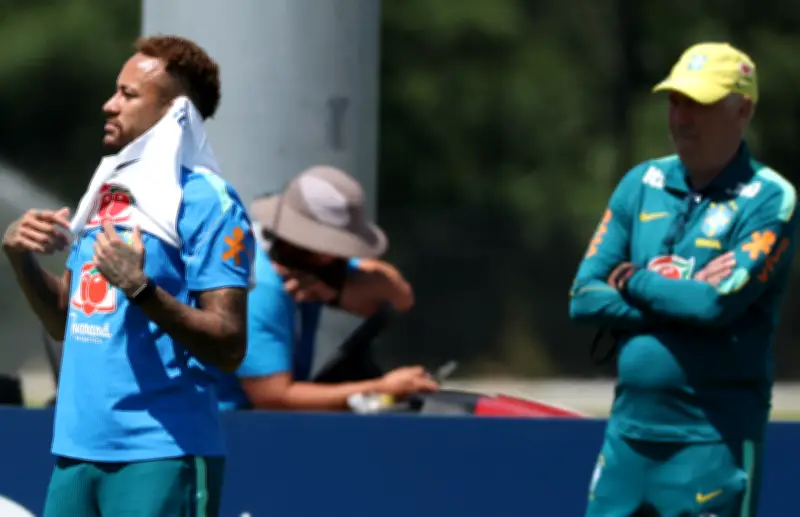 Neymar treina integralmente e pode ser opção no banco contra a Escócia