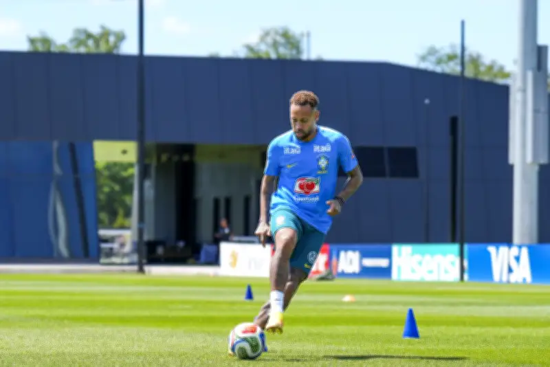 Neymar treina sem limitações e será relacionado contra Escócia