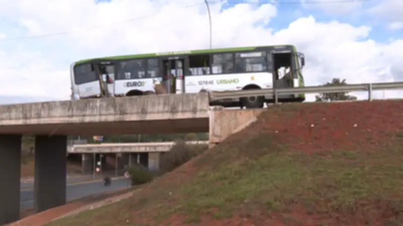 Ônibus bate em mureta na Ponte do Bragueto após falha mecânica