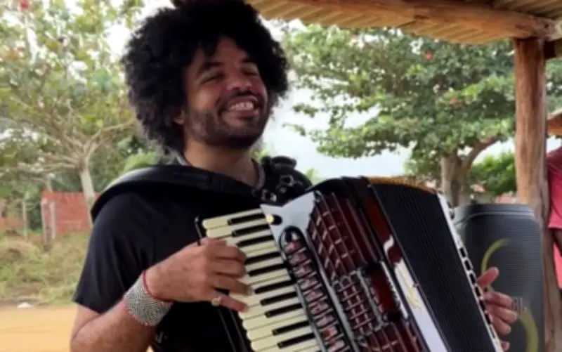 Ônibus de Mestrinho quebra e cantor reage com humor e música
