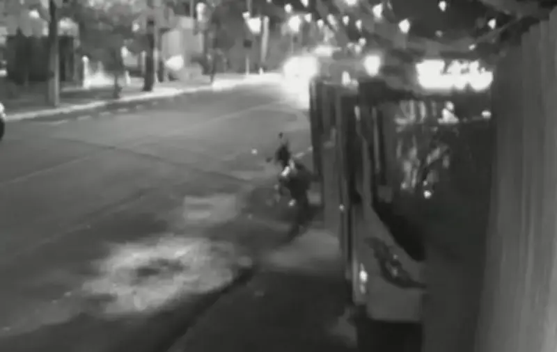 Ônibus desgovernado atinge muro de condomínio em Londrina