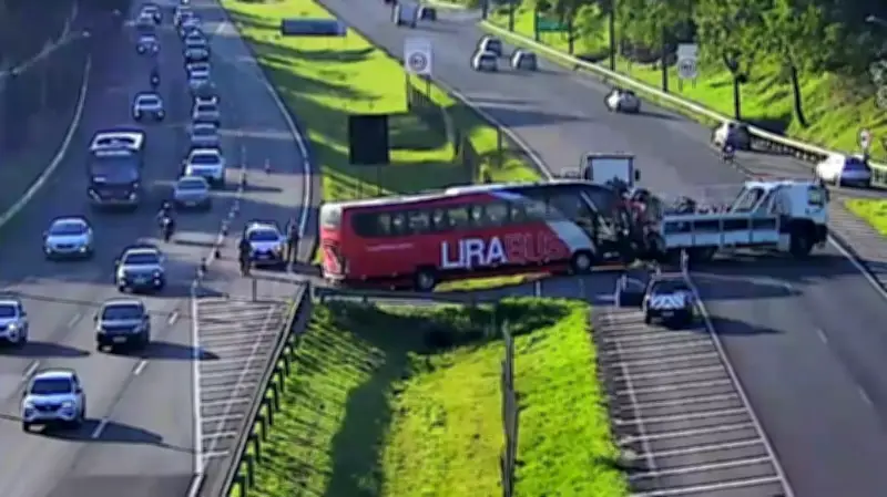Ônibus fica preso após conversão proibida na Rodovia Zeferino Vaz