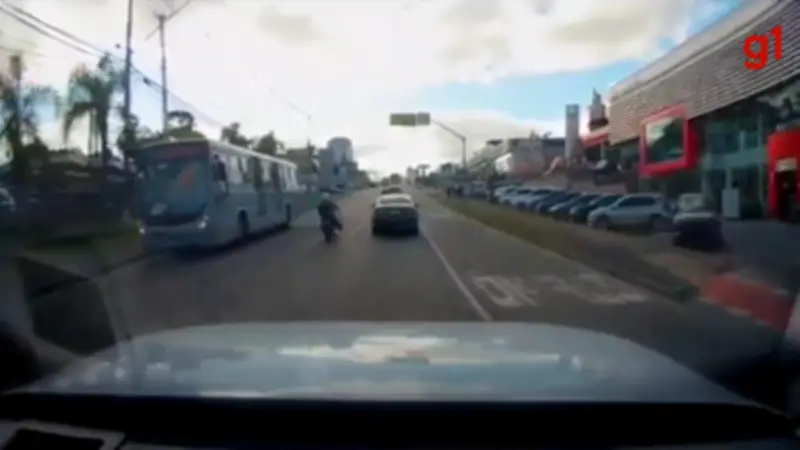 Ônibus ligeirinho é flagrado na contramão em Curitiba
