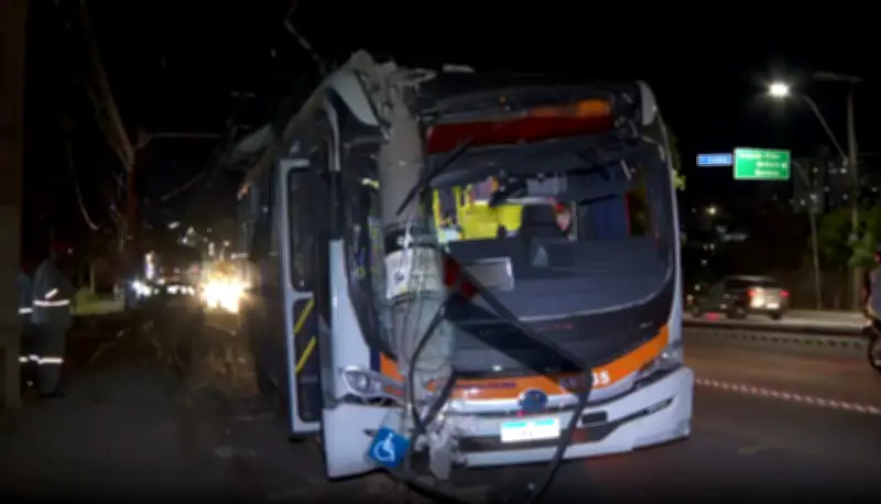 Ônibus perde freio e atinge carros e poste em BH; feridos leves