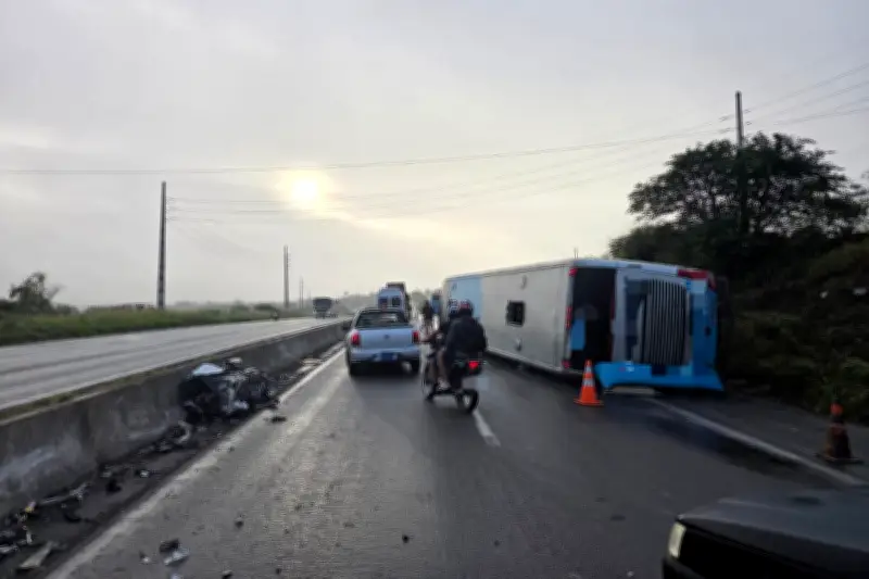 Ônibus tomba na BR-232 em Caruaru e deixa 16 feridos