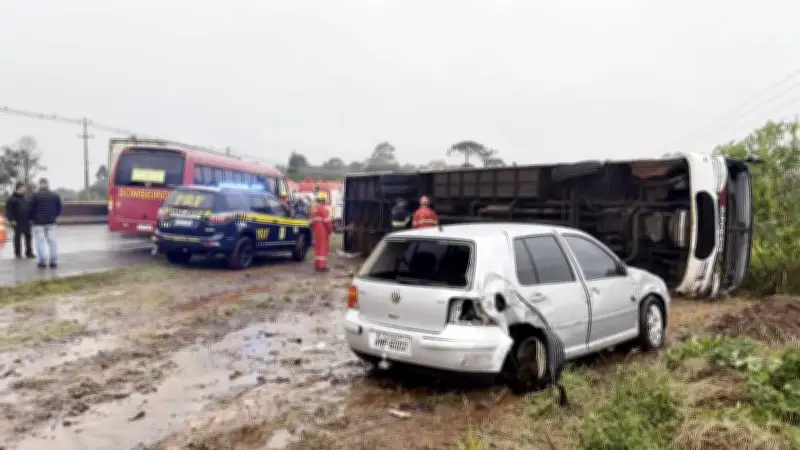 Ônibus tomba na BR-277 em Cascavel e deixa 14 feridos