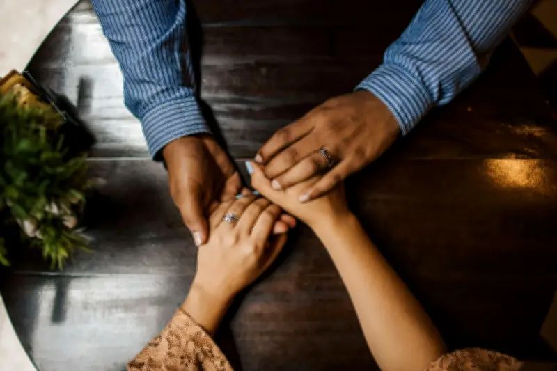 Não-monogamia como ato político: psicóloga explica no Dia dos Namorados