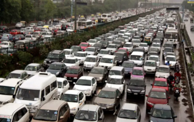 Nova Délhi oferece US$ 1.000 para trocar carro antigo por elétrico