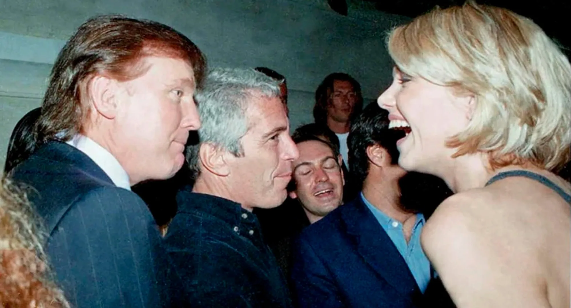 Novas fotos de Epstein mostram Trump, Clinton e outras figuras públicas